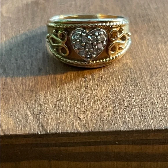 Vintage 10KT .10 TW Diamond Heart Ring Size 7 weighs 2.9 Grams Beauty!! Classy - Picture 8 of 9